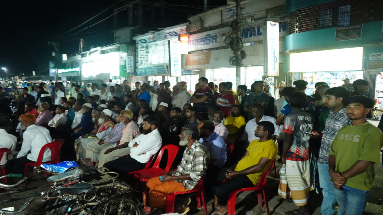 তারেক রহমানের সাক্ষাতকার পর্দায় প্রদর্শন করলেন প্...