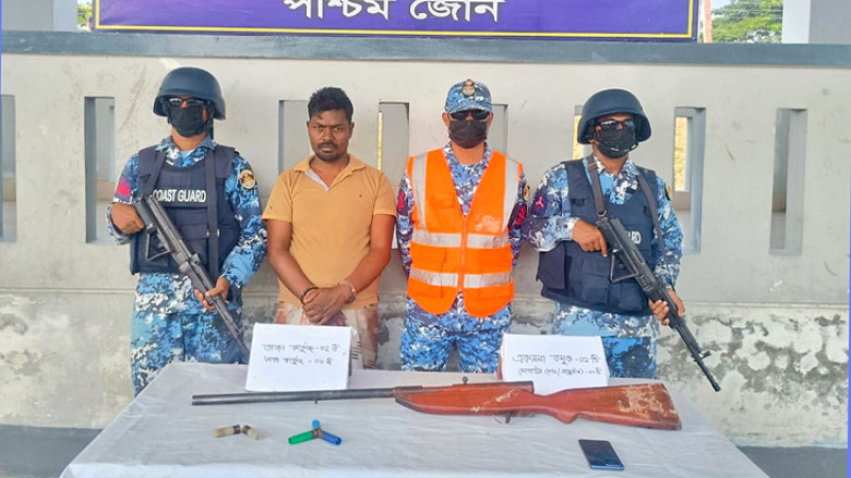 সুন্দরবনে কোস্ট গার্ড ও নৌবাহিনীর অভিযানে ডাকাত ছো...