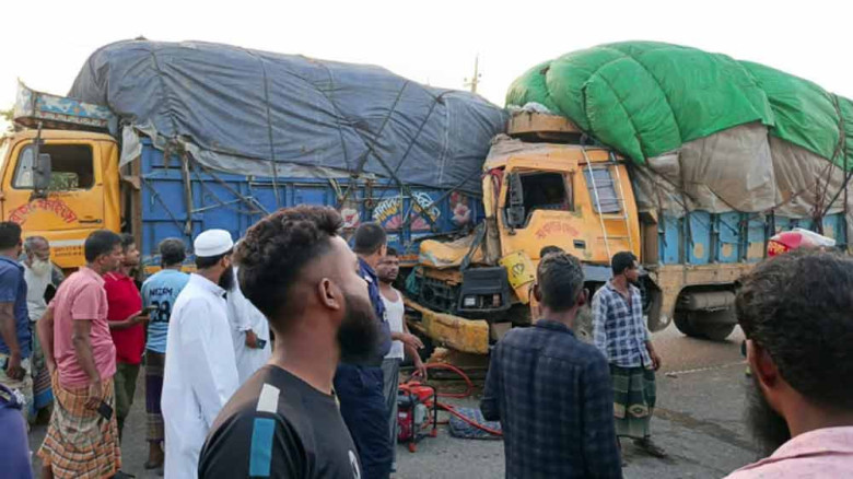 ট্রাকের ধাক্কায় প্রাণ গেল আরেক ট্রাকের চালক-হেলপার...