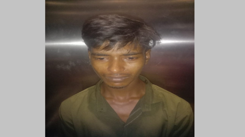 ফাঁসিতে ঝুঁলে আত্মহত্যা করা তরুণীকে মর্গের ভিতরে ধ...