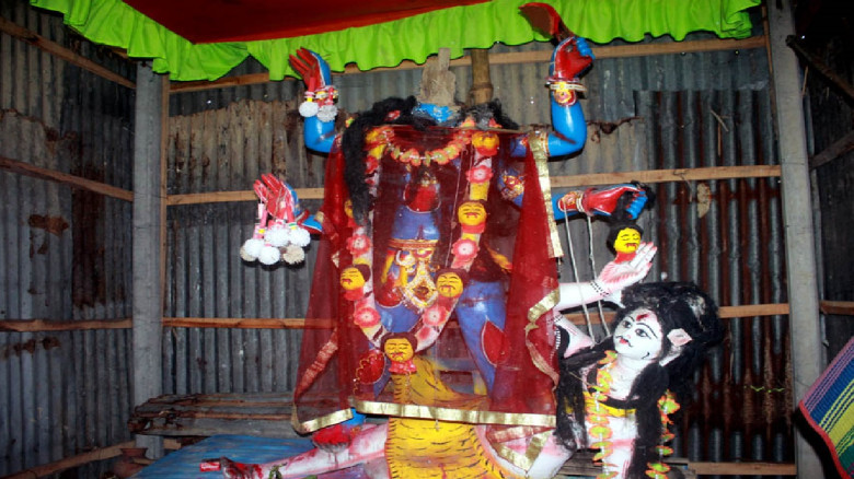 ফুলবাড়ীতে কালী প্রতিমার মাথা ভেঙে নিয়ে গেছে দুর্বৃ...