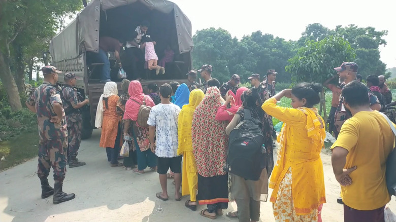 গাংনীর দু’টি সীমান্ত দিয়ে ৬০ জনকে বিএসএফের হস্তান্...
