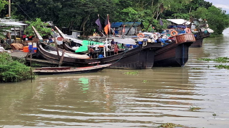 নিষেধাজ্ঞা শেষে মধ্যরাতে সমুদ্রে যাচ্ছে ৫০ হাজার জ...
