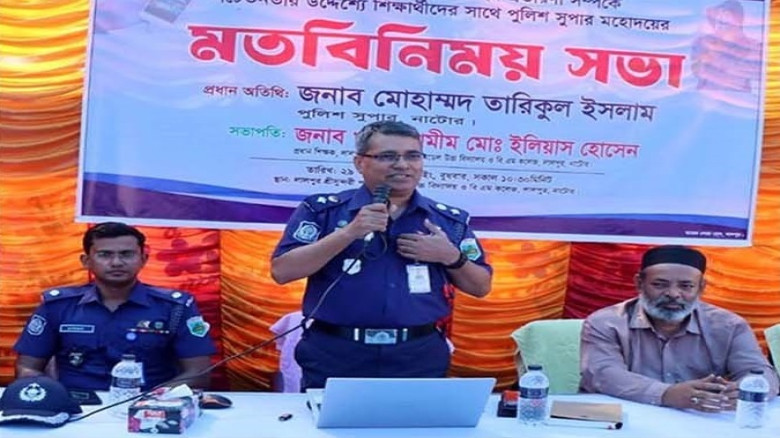 নাটোরে মোবাইল হ্যাকিং ও অনলাইন প্রতারণা বন্ধে পুলি...