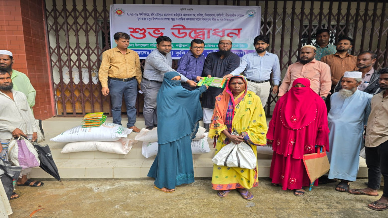 পত্নীতলায় কৃষকের মাঝে বিনামূল্যে বীজ ও সার বিতরণ...