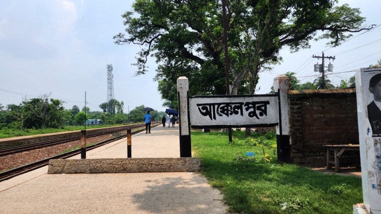 আক্কেলপুরে চিলাহাটি এক্সপ্রেসের সাময়িক বিরতি...