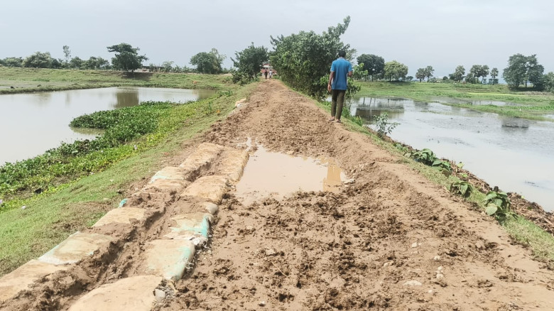 দোয়ারাবাজারে কর্দমাক্ত কাঁচা সড়কে দুর্ভোগে কয়েক হা...