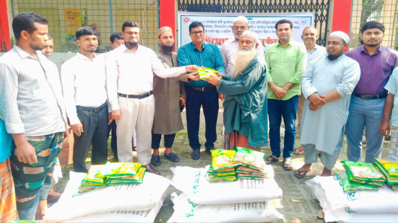 মোহনপুরে ক্ষুদ্র ও প্রান্তিক কৃষকদের মাঝে বিনামূল্...