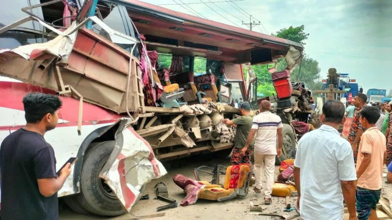 হবিগঞ্জে দুই বাসের মুখোমুখি সংঘর্ষে নিহত ৩...