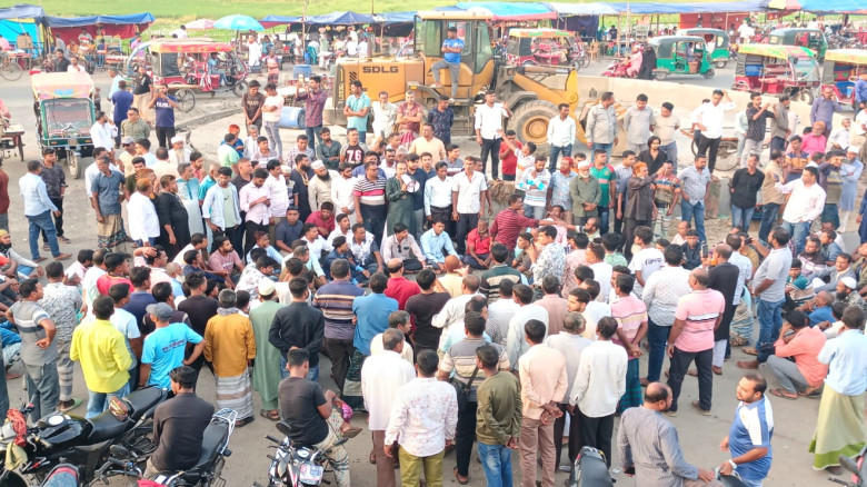 মনোনয়ন পরিবর্তনের দাবিতে সড়ক অবরোধ করে বিক্ষোভ...