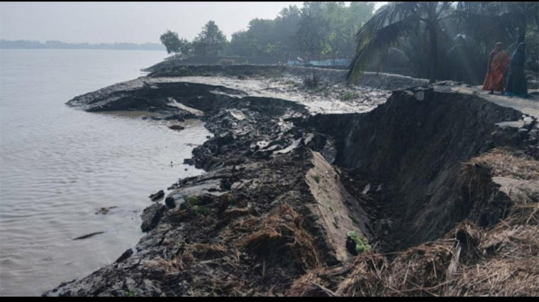 দাকোপের ঝপঝপিয়া নদী ভাঙন : আতঙ্কে ৬টি গ্রামের প্রা...