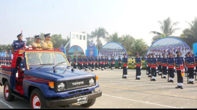 খুলনায় পুলিশের ৫৯তম টিআরসি ব্যাচের সমাপনী কুচকাওয়া...