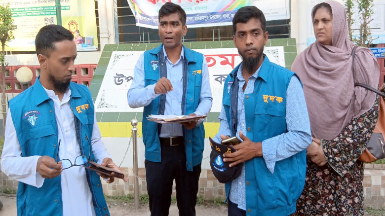 মণিরামপুর স্বাস্থ্য কমপ্লেক্সে দুদকের অভিযানে ধরা ...
