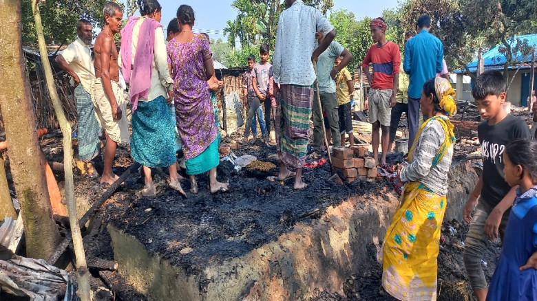 পীরগঞ্জে ভয়াবহ অগ্নিকাণ্ডে ৭টি পরিবারের সবকিছু পড...