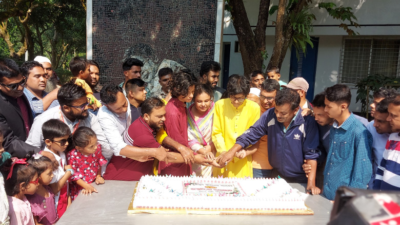 নুহাশপল্লীতে ৭৭ তম জন্মদিনে শ্রদ্ধা-ভালোবাসায় হুমা...
