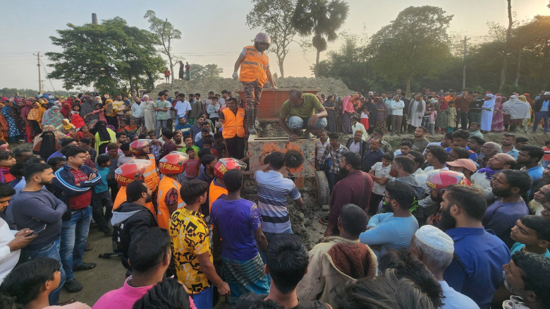 মণিরামপুরে কাদা মিক্সচার গাড়িতে চুর্ণ বিচূর্ণ হয়ে ...