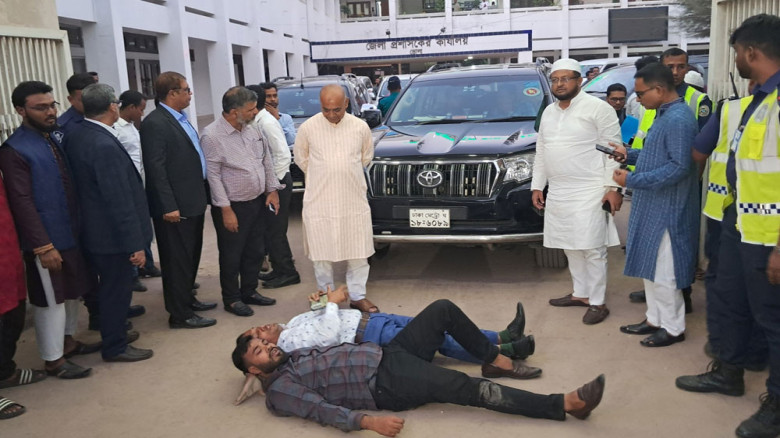 ভোলায় অবরুদ্ধ ৩ উপদেষ্টা...