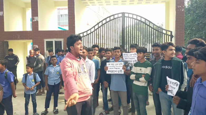 গাংনীতে প্রধান শিক্ষকের স্থায়ী বহিষ্কারের দাবিতে শ...