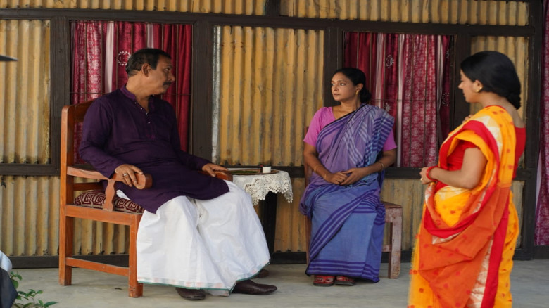 পুরুষতান্ত্রিক সমাজে নারীর অস্তিত্ব সংকটের গল্প ‘আ...