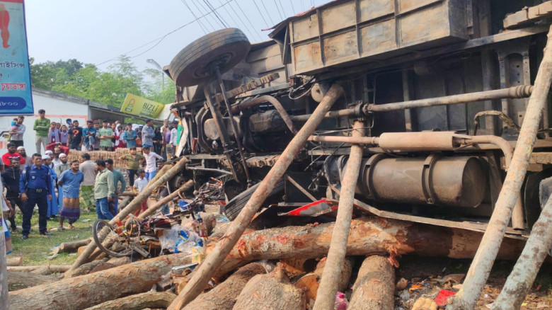 চুয়াডাঙ্গায় বাসচাপায় পাখিভ্যান চালকসহ নিহত ২...