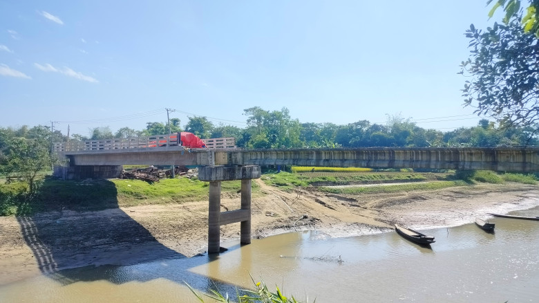 তিন বছরেও শেষ হয়নি খাসিয়ামারা সেতুর নির্মাণকাজ...