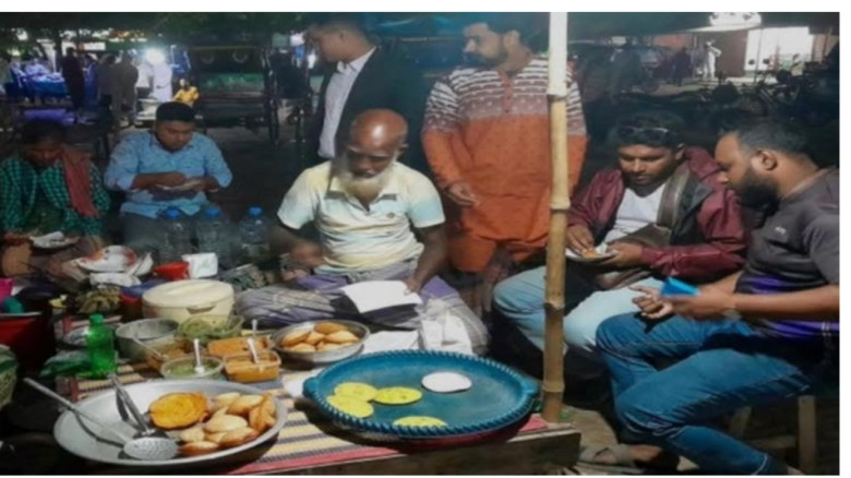 খুলনার নগরীর অলিগলিতে শীতের পিঠার পে‌য়ে ক্রেতারা খ...
