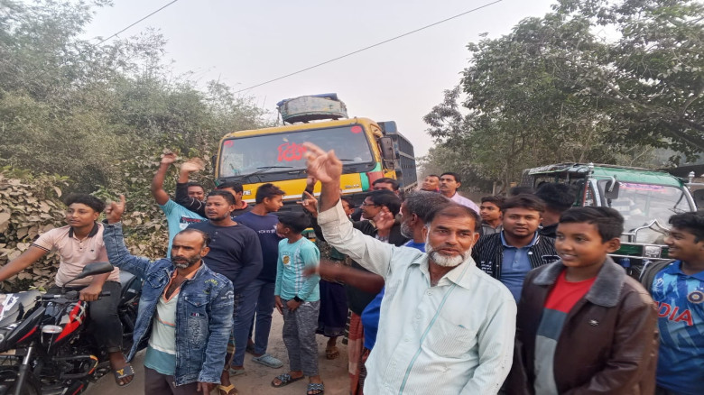 জীবননগর হাসাদাহ সড়ক অবরোধ করে এলাকাবাসীর প্রতিবাদ...