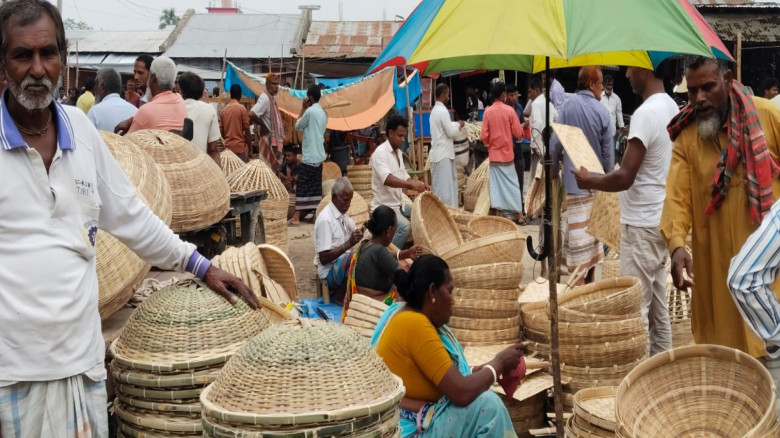 হারিয়ে যাচ্ছে বাঁশ ও বেতের তৈরি কুটির শিল্প...