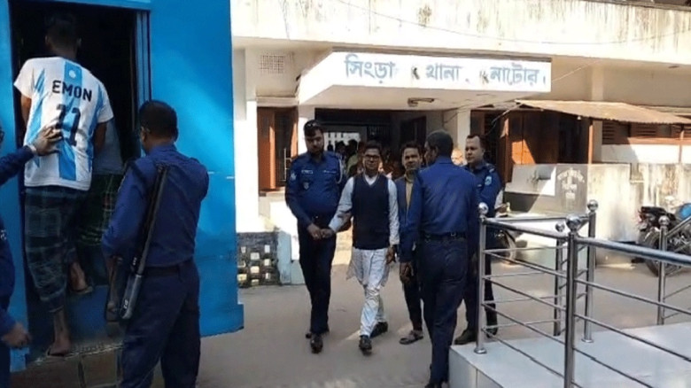 নাটোরে পুলিশের বিশেষ অভিযানে অস্ত্রসহ গ্রেপ্তার ৪১...