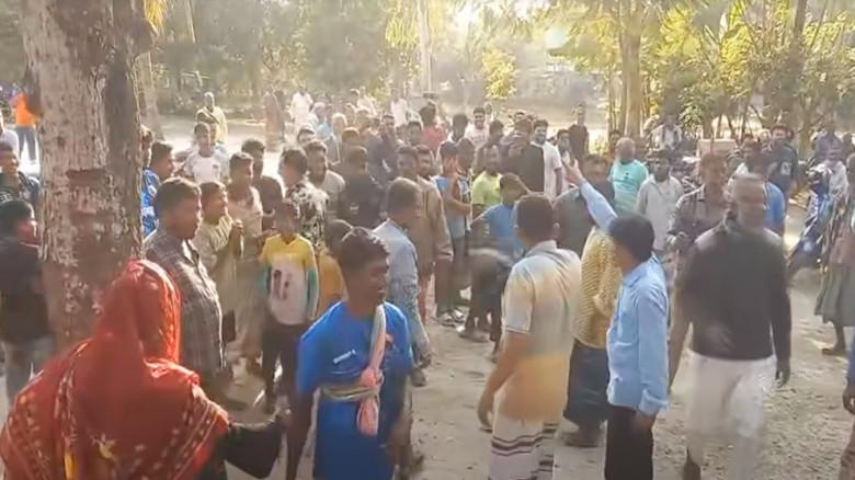 নওগাঁয় স্থানীয়দের তোপের মুখে নিয়োগ পরীক্ষা স্থগিত...