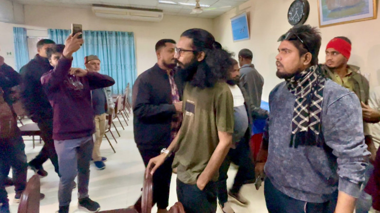 রাজশাহীতে সাংবাদিকদের তালাবদ্ধ করার হুমকি এনসিপি ন...
