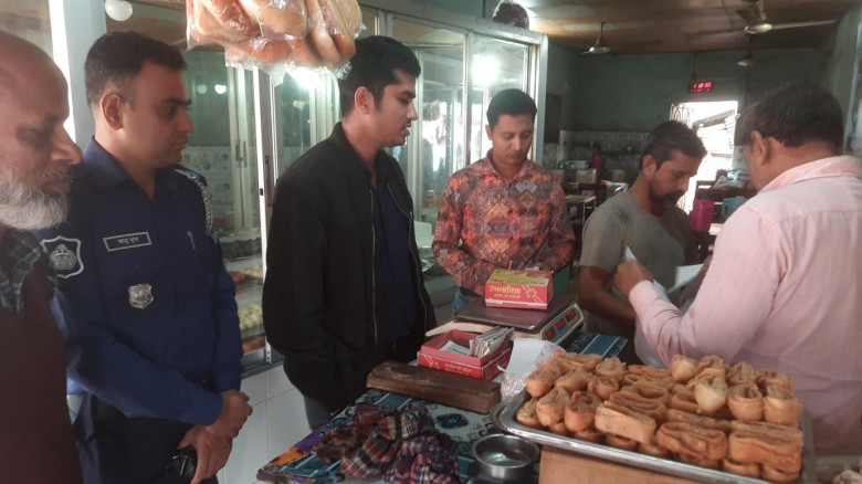 পুঠিয়ার হোটেল-রেস্তোরাগুলোতে পঁচা-বাসী খাবার, দুই ...