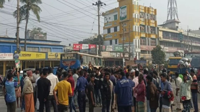 সিরাজগঞ্জে ট্রাক শ্রমিক ইউনিয়ন অফিসে হামলার প্রতিব...