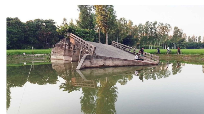 উলিপুরে ভাঙা বিজ্রে দুর্ভোগ এলাকাবাসীর...