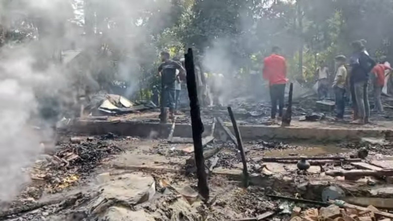 বাউফলে মাদকাসক্ত ছেলের দেওয়া আগুনে পুড়ে গেল বসতঘর...