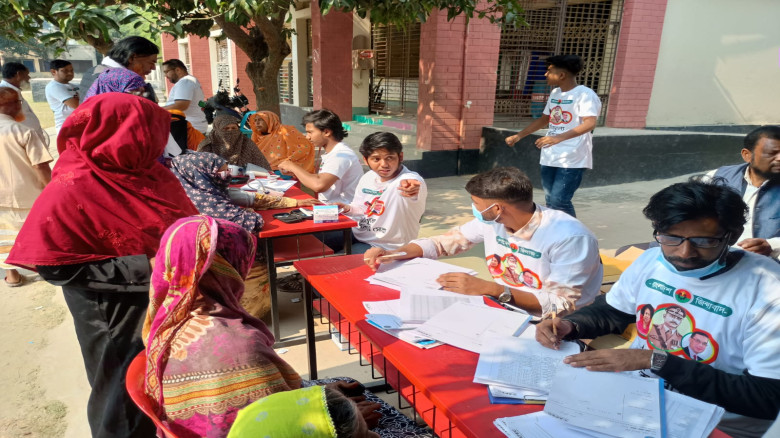 ভেড়ামারায় বিনামূল্যে চক্ষু চিকিৎসায় উপচেপড়া ভিড...