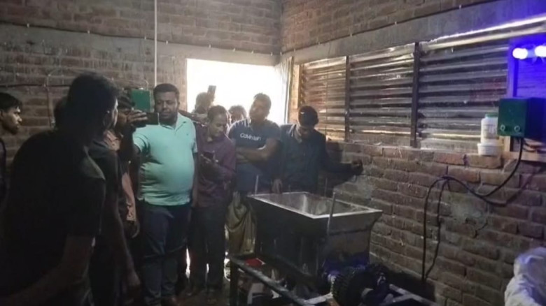 চুয়াডাঙ্গার আলমডাঙ্গায় বেকারির মিক্সার মেশিনে জড...