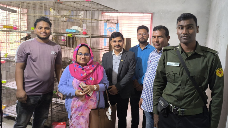 রাণীশংকৈলে নানা প্রজাতির দেশি-বিদেশি পাখি পালন...