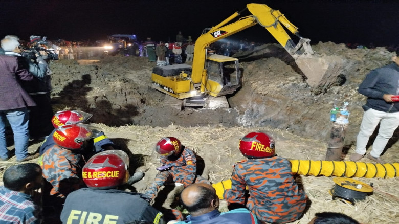 রাজশাহীতে মাটির ৩৫ ফুট গভীরে পড়ে যায় ২ বছরের শিশু...