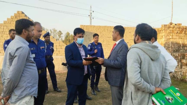 কানে হেডফোন লাগিয়ে রেললাইনে হাঁটার সময় ট্রেনে কাটা...
