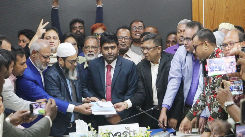 নওগাঁ-৫ আসনে বিএনপি প্রার্থীর পক্ষে মনোনয়ন ফরম উত্...