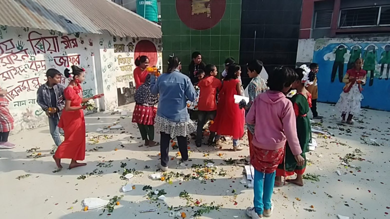 সারিয়াকান্দিতে শহীদ বেদী থেকে শ্রদ্ধাঞ্জলির ফুল হর...