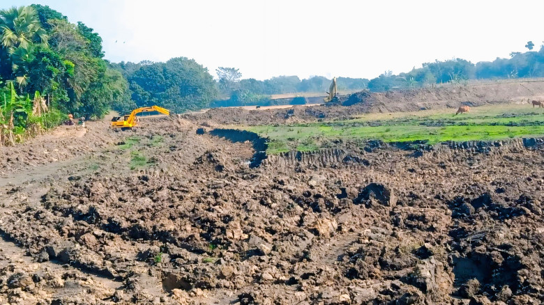 মোহনপুরে পুকুর খননের মহোৎসব...