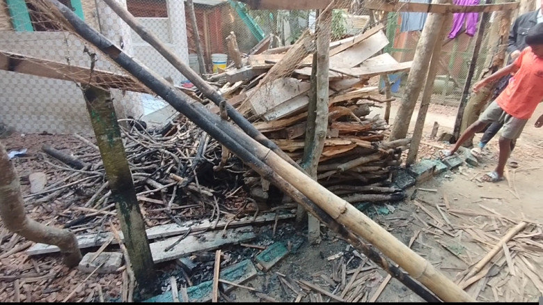 নাজিরপুরে জমি নি‌য়ে বিরোধের জেরে বসতঘরে আগুন...