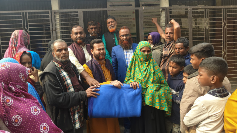 অসহায়দের মাঝে চৌহালী উপজেলা প্রশাসনের কম্বল বিতরণ...