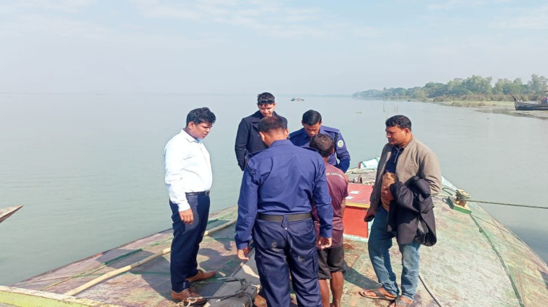 ভোলায় অবৈধভাবে বালু উত্তোলন অভিযান জরিমানাসহ আটক ১...