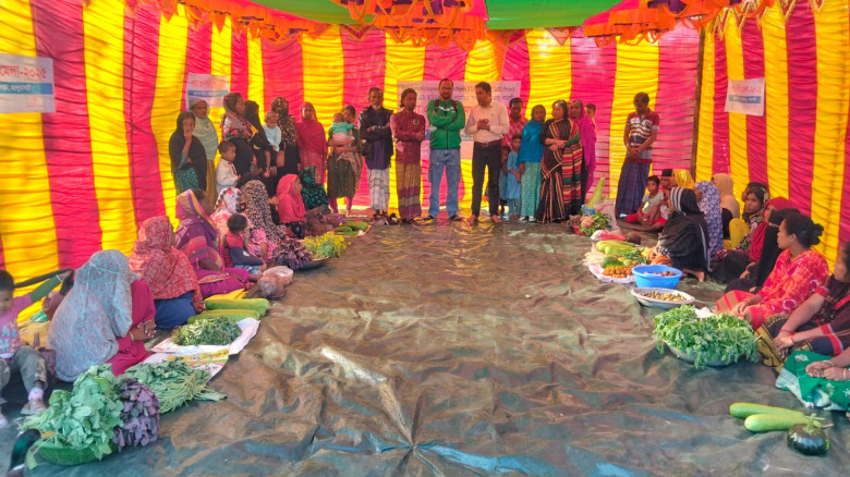 হালুয়াঘাটে সাবলম্বী উন্নয়ন সমিতির পণ্য প্রদর্শনী ম...