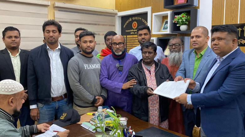 শহীদের বাবার হাত দিয়ে মনোনয়ন নিলেন নোয়াখালী ১ আসনে...