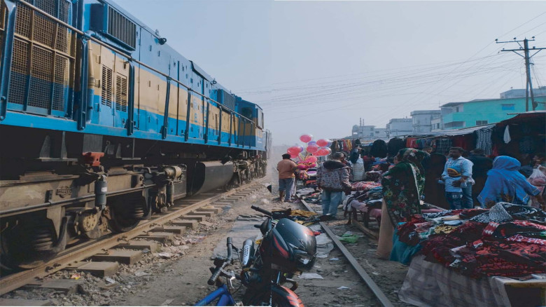 সৈয়দপুরে রেললাইনের ধারে গড়ে অসহায় মানুষের ভরসাস্থল...