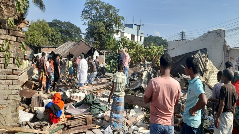 গফরগাঁওয়ে রেলওয়ের জায়গা দখল করে গড়ে ওঠা স্থাপনা...